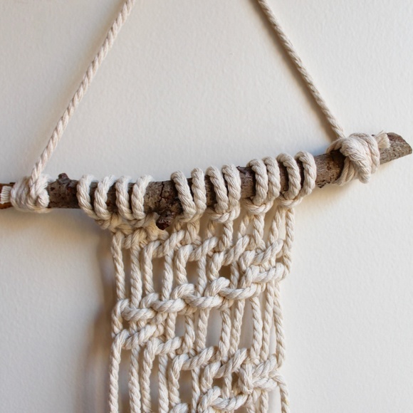 Hanging - Picture 5 of 6